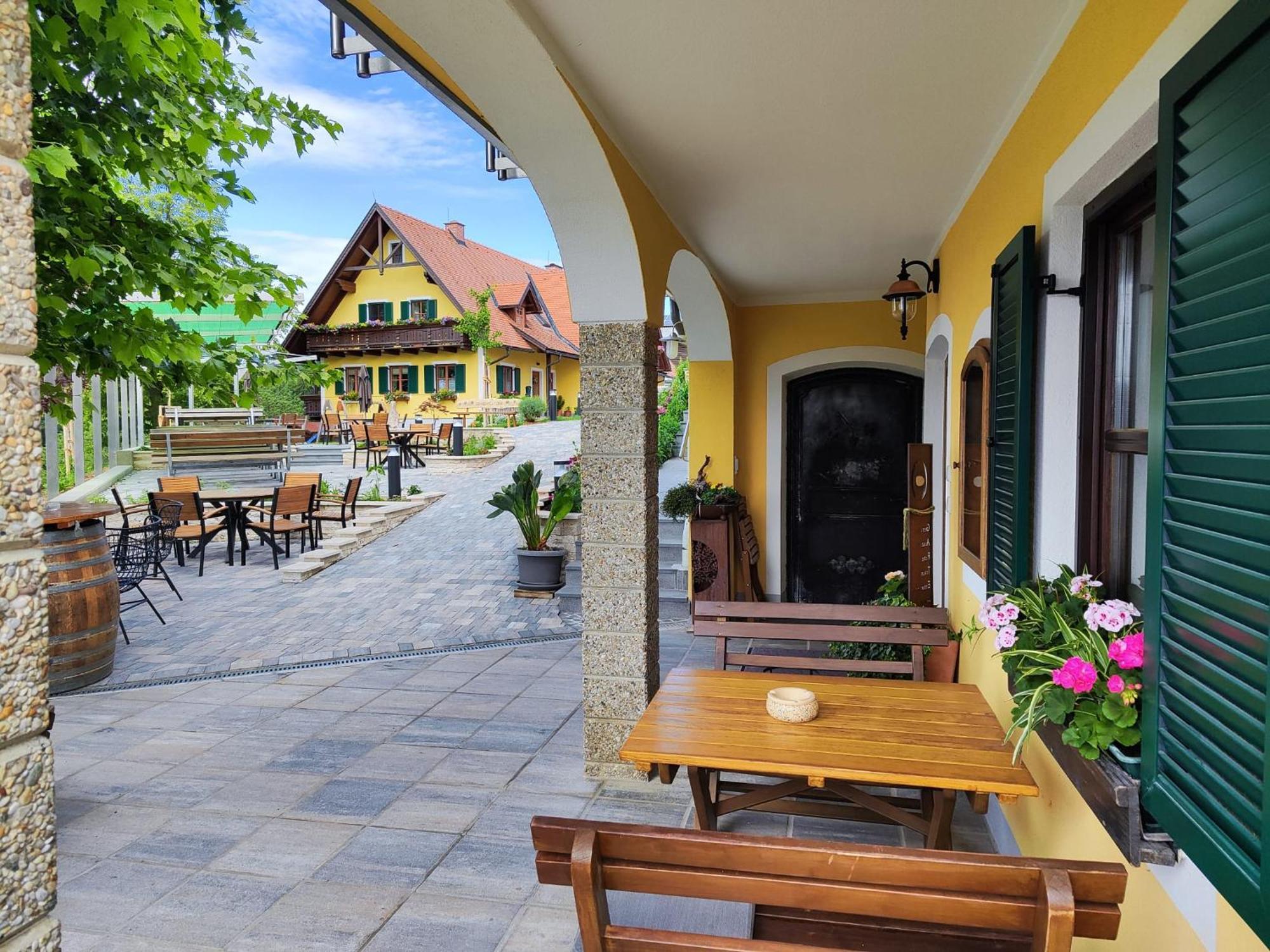 Weingut Fellner Acomodação com café da manhã Leutschach Exterior foto
