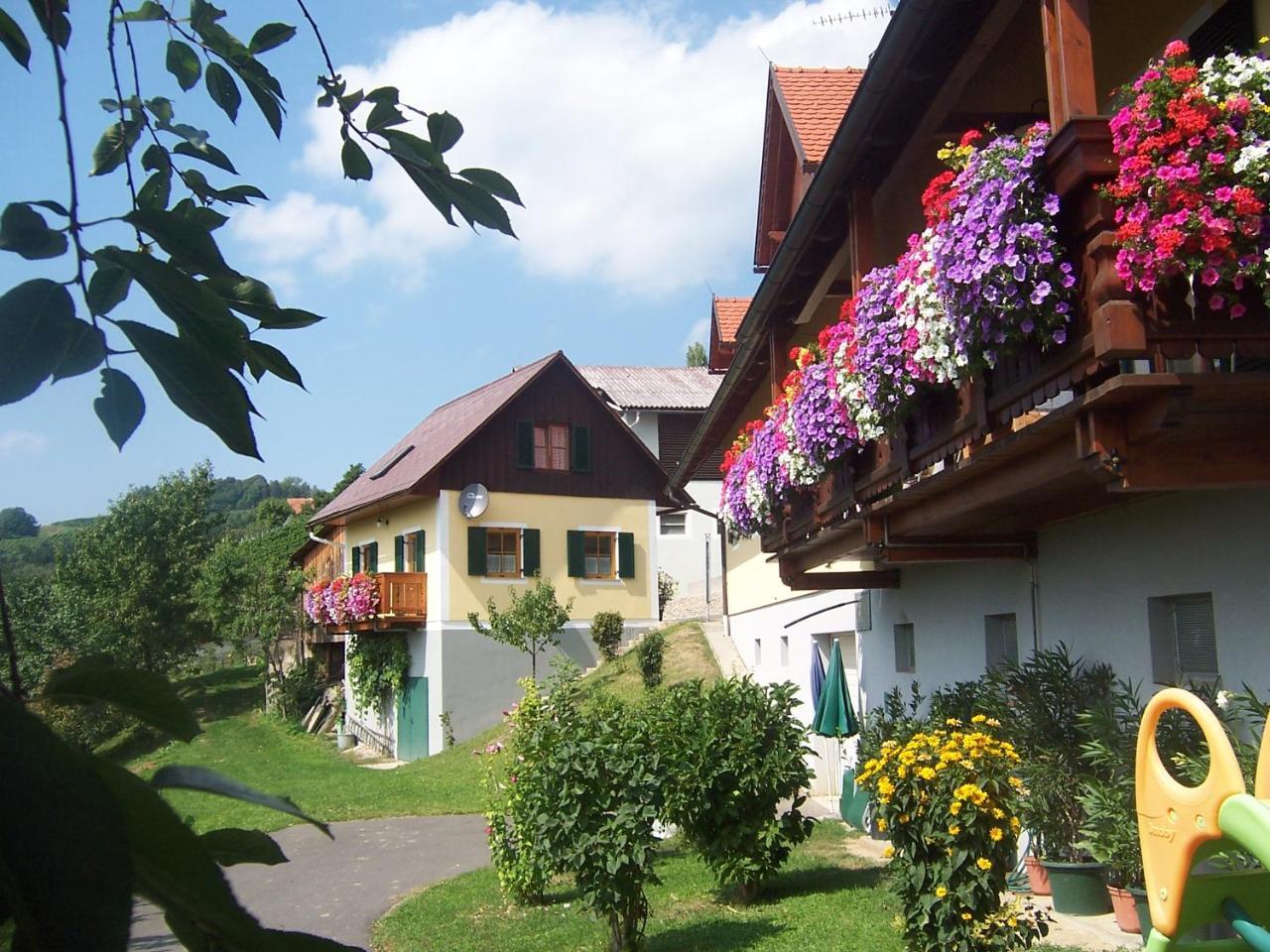 Weingut Fellner Acomodação com café da manhã Leutschach Exterior foto
